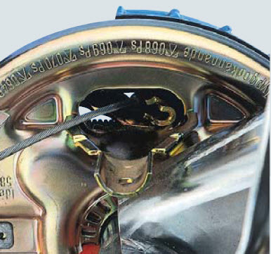 Монтаж тормозного троса в колесном тормозе